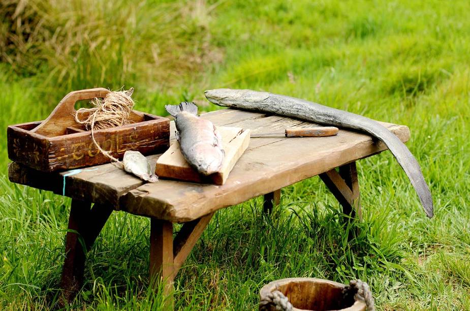 A mesa com peixes e uma faca também aparece no filme