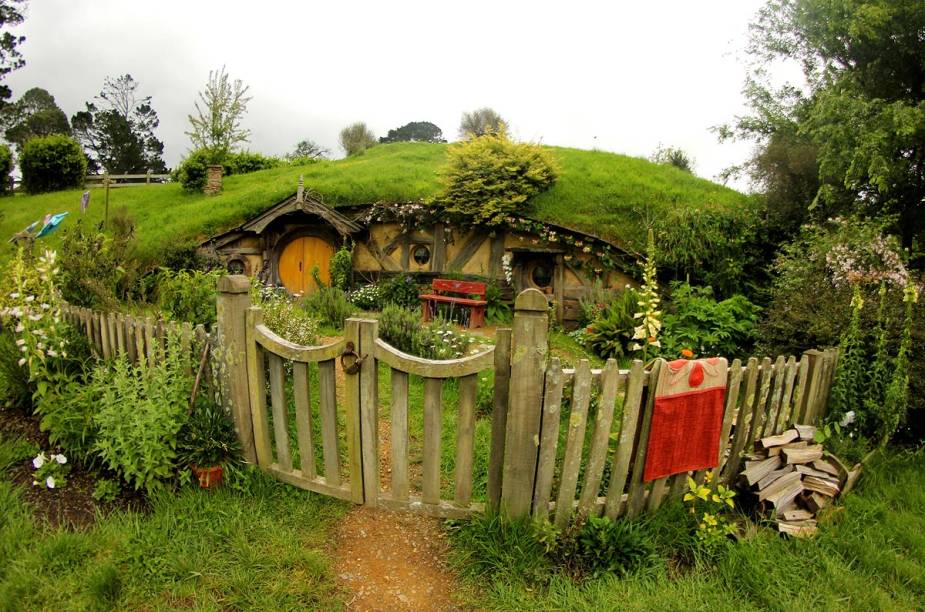 Por ser 95% natural, Hobbiton muda a cada estação, com o colorido das flores na primavera e o cinza do inverno