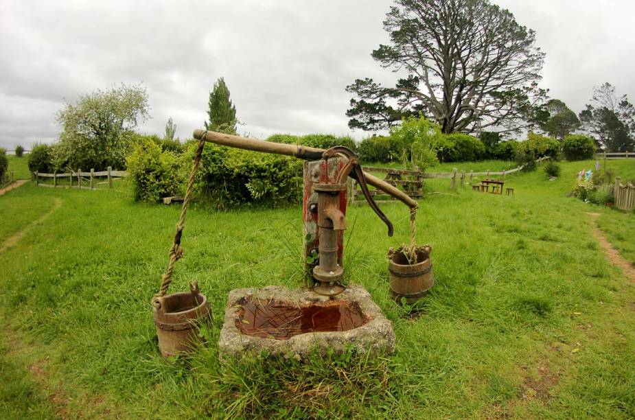 Hobbiton é ricamente decorada com objetos de uso cotidiano dos hobbits