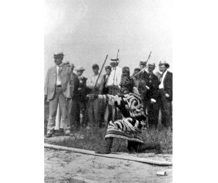 <strong>3. St. Louis, <a href="https://viajeaqui.abril.com.br/paises/estados-unidos" target="_blank" rel="noopener">Estados Unidos</a>, 1904</strong> Estreando fora da <a href="https://viajeaqui.abril.com.br/continentes/europa" target="_blank" rel="noopener">Europa</a>, a terceira Olimpíada aconteceu em St. Louis para acompanhar uma feira de negócios na cidade. Por conta da distância, poucos países europeus compareceram ao evento. Os Estados Unidos, com a maior parte dos atletas, dominaram o quadro de medalhas. Na foto, um homem ainu (grupo indígena étnico do <a href="https://viajeaqui.abril.com.br/paises/japao" target="_blank" rel="noopener">Japão</a>) participa da competição de arco e flecha