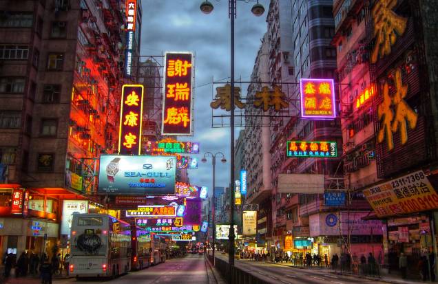 <strong>COM <a href="https://viajeaqui.abril.com.br/cidades/china-hong-kong" rel="HONG KONG" target="_blank">HONG KONG</a>, 11 NOITES</strong> Neste tour, são nove noites entre <a href="https://viajeaqui.abril.com.br/cidades/china-pequim-beijing" rel="Pequim" target="_blank">Pequim</a>, <a href="https://viajeaqui.abril.com.br/cidades/china-xian" rel="Xian" target="_blank">Xian</a>, <a href="https://viajeaqui.abril.com.br/cidades/china-xangai-shanghai" rel="Xangai" target="_blank">Xangai</a>, <a href="https://viajeaqui.abril.com.br/cidades/china-guilin" rel="Guilin" target="_blank">Guilin</a> e Gangzhou, mais duas na frenética Hong Kong (foto), região administrativa independente da <a href="https://viajeaqui.abril.com.br/paises/china" rel="China" target="_blank">China</a> onde Ocidente e Oriente se fundem. O pacote reserva hotéis confortáveis, passeios diários e os voos domésticos. <strong>QUANDO:</strong> Até 20 de maio <strong>QUEM LEVA:</strong> A <a href="https://fuiviagens.com.br/" rel="Fui" target="_blank">Fui</a> <strong>QUANTO:</strong> US$ 3 234 (s/ aéreo do BR) <strong>COM <a href="https://viajeaqui.abril.com.br/cidades/china-hong-kong" rel="HONG KONG" target="_blank">HONG KONG</a>, 11 NOITES</strong> Neste tour, são nove noites entre <a href="https://viajeaqui.abril.com.br/cidades/china-pequim-beijing" rel="Pequim" target="_blank">Pequim</a>, <a href="https://viajeaqui.abril.com.br/cidades/china-xian" rel="Xian" target="_blank">Xian</a>, <a href="https://viajeaqui.abril.com.br/cidades/china-xangai-shanghai" rel="Xangai" target="_blank">Xangai</a>, <a href="https://viajeaqui.abril.com.br/cidades/china-guilin" rel="Guilin" target="_blank">Guilin</a> e Gangzhou, mais duas na frenética Hong Kong (foto), região administrativa independente da <a href="https://viajeaqui.abril.com.br/paises/china" rel="China" target="_blank">China</a> onde Ocidente e Oriente se fundem. O pacote reserva hotéis confortáveis, passeios diários e os voos domésticos. <strong>QUANDO:</strong> Até 20 de maio <strong>QUEM LEVA:</strong> A <a href="https://fuiviagens.com.br/" rel="Fui" target="_blank">Fui</a> <strong>QUANTO:</strong> US$ 3 234 (s/ aéreo do BR)