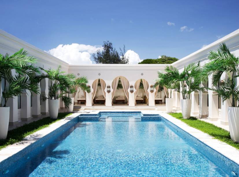 <strong>5. LUXO & LITORAL 10 NOITES</strong>Na capital Dar es Salaam, as duas noites no <a href="https://theoysterbayhotel.com/homepage.htm" rel="The Oyster Bay" target="_blank">The Oyster Bay</a> têm vista para o Índico, mas nada comparado às três noites com pensão completa na ilha de <a href="https://viajeaqui.abril.com.br/cidades/tanzania-zanzibar" rel="Zanzibar" target="_blank">Zanzibar</a>, no luxuoso <a href="https://baraza-zanzibar.com/" rel="Baraza" target="_blank">Baraza</a>, em frente ao mar esmeralda de Bwejuu. <a href="https://viajeaqui.abril.com.br/estabelecimentos/tanzania-arusha-atracao-parque-nacional-ngorongoro" rel="Ngorongoro" target="_blank">Ngorongoro</a> e <a href="https://viajeaqui.abril.com.br/estabelecimentos/tanzania-arusha-atracao-parque-nacional-do-serengeti" rel="Serengeti" target="_blank">Serengeti</a> são a parte safári do roteiro, dividindo quatro noites em lodges bacanas, antes do pernoite final em Johannesburgo.<strong>Quando:</strong> até 31 de julho<strong>Quem leva:</strong> <a href="https://www.teresaperez.com.br/" rel="Teresa Perez" target="_blank">Teresa Perez</a><strong>Quanto:</strong> US$ 12107 (sem aéreo) <strong>5. LUXO & LITORAL 10 NOITES</strong>Na capital Dar es Salaam, as duas noites no <a href="https://theoysterbayhotel.com/homepage.htm" rel="The Oyster Bay" target="_blank">The Oyster Bay</a> têm vista para o Índico, mas nada comparado às três noites com pensão completa na ilha de <a href="https://viajeaqui.abril.com.br/cidades/tanzania-zanzibar" rel="Zanzibar" target="_blank">Zanzibar</a>, no luxuoso <a href="https://baraza-zanzibar.com/" rel="Baraza" target="_blank">Baraza</a>, em frente ao mar esmeralda de Bwejuu. <a href="https://viajeaqui.abril.com.br/estabelecimentos/tanzania-arusha-atracao-parque-nacional-ngorongoro" rel="Ngorongoro" target="_blank">Ngorongoro</a> e <a href="https://viajeaqui.abril.com.br/estabelecimentos/tanzania-arusha-atracao-parque-nacional-do-serengeti" rel="Serengeti" target="_blank">Serengeti</a> são a parte safári do roteiro, dividindo quatro noites em lodges bacanas, antes do pernoite final em Johannesburgo.<strong>Quando:</strong> até 31 de julho<strong>Quem leva:</strong> <a href="https://www.teresaperez.com.br/" rel="Teresa Perez" target="_blank">Teresa Perez</a><strong>Quanto:</strong> US$ 12107 (sem aéreo)