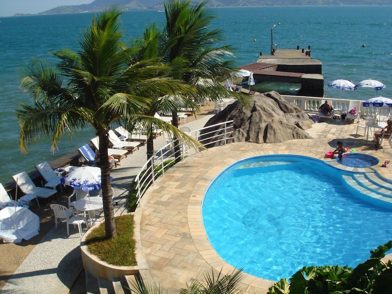 <strong>10. <a href="https://www.hotelmercedes.com.br/" target="_blank" rel="noopener">Hotel Mercedes</a> – Praia Mercedes, Ilhabela </strong>Hotel 4 estrelas à beira-mar, com acesso privativo à Praia Mercedes, piscinas naturais e bar que serve drinks na praia. Todos os quartos têm varanda, alguns com vista para o mar e outros para o jardim onde florescem espécies da Mata Atlântica. Alguns quartos também têm banheira de hidromassagem.<a href="https://www.booking.com/hotel/br/mercedes.pt-br.html?aid=332455;label=viagemabril-pousadaslitoralsp;sid=eedbe6de09e709d664615ac6f1b39a5d;all_sr_blocks=33963201_98853174_0_1_0;checkin=2017-11-09;checkout=2017-11-10;dest_id=-646567;dest_type=city;dist=0;group_adults=2;group_children=0;hapos=1;highlighted_blocks=33963201_98853174_0_1_0;hpos=1;no_rooms=1;room1=A%2CA;sb_price_type=total;srepoch=1508446506;srfid=e894079ba2369402f99e77b6f6932c8bbe8b6b1eX1;srpvid=9fed9314dce800bb;type=total;ucfs=1�" target="_blank" rel="noopener"><em>Reserve a sua hospedagem no Hotel Mercedes através do Booking.com</em></a>