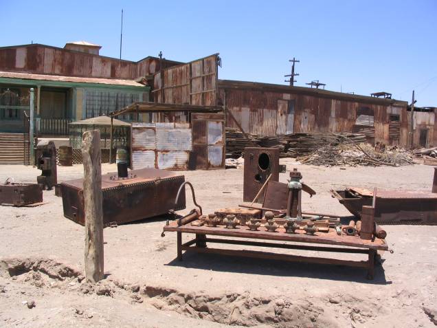 <strong>Humberstone, Deserto do <a href="https://viajeaqui.abril.com.br/cidades/chile-san-pedro-de-atacama" rel="Atacama" target="_blank">Atacama</a>, <a href="https://viajeaqui.abril.com.br/paises/chile" rel="Chile" target="_blank">Chile</a></strong> O Deserto do Atacama é, por si só, um destino que atrai a atenção de turistas do mundo inteiro graças às suas paisagens naturais e à curiosidade dos mesmos em relação ao clima, marcado como o mais árido e seco do mundo. A região também ficou conhecida pela antiga fábrica de Humberstone, erguida em 1880 e considerada uma das maiores impulsionadoras da indústria de exploração mineral do país. Mais de sessenta anos depois, quando a cidade passou a ser abandonada por seus moradores e pelos trabalhadores das salitreiras, a região ficou preservada e funciona como um verdadeiro museu a céu aberto, com casas, objetos e até brinquedos preservados e expostos aos olhos do visitante. Em 2005, a fábrica foi tombada como Patrimônio Mundial da Unesco <strong>Humberstone, Deserto do <a href="https://viajeaqui.abril.com.br/cidades/chile-san-pedro-de-atacama" rel="Atacama" target="_blank">Atacama</a>, <a href="https://viajeaqui.abril.com.br/paises/chile" rel="Chile" target="_blank">Chile</a></strong> O Deserto do Atacama é, por si só, um destino que atrai a atenção de turistas do mundo inteiro graças às suas paisagens naturais e à curiosidade dos mesmos em relação ao clima, marcado como o mais árido e seco do mundo. A região também ficou conhecida pela antiga fábrica de Humberstone, erguida em 1880 e considerada uma das maiores impulsionadoras da indústria de exploração mineral do país. Mais de sessenta anos depois, quando a cidade passou a ser abandonada por seus moradores e pelos trabalhadores das salitreiras, a região ficou preservada e funciona como um verdadeiro museu a céu aberto, com casas, objetos e até brinquedos preservados e expostos aos olhos do visitante. Em 2005, a fábrica foi tombada como Patrimônio Mundial da Unesco