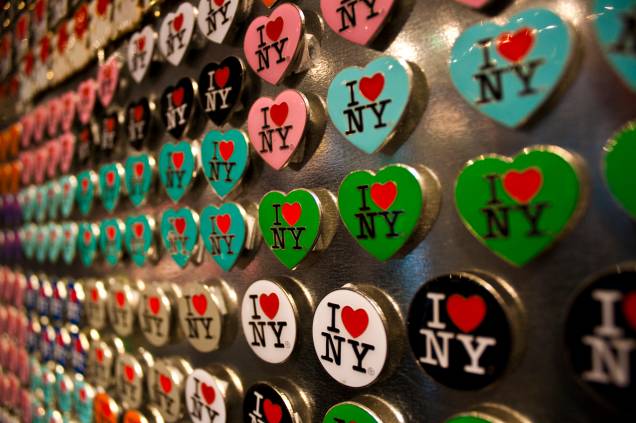 <strong><a href="https://viajeaqui.abril.com.br/cidades/estados-unidos-nova-york" rel="Nova York" target="_blank">Nova York</a>, <a href="https://viajeaqui.abril.com.br/paises/estados-unidos" rel="Estados Unidos" target="_blank">Estados Unidos</a></strong> Como estamos falando da Big Apple, não poderia faltar algo com a famosa frase "I <3 NY". Além de aparecerem em camisetas e em botons como estes, também estão em basicamente qualquer objeto que possa ser vendido, como copos, almofadas, canecas... <strong><a href="https://viajeaqui.abril.com.br/cidades/estados-unidos-nova-york" rel="Nova York" target="_blank">Nova York</a>, <a href="https://viajeaqui.abril.com.br/paises/estados-unidos" rel="Estados Unidos" target="_blank">Estados Unidos</a></strong> Como estamos falando da Big Apple, não poderia faltar algo com a famosa frase "I <3 NY". Além de aparecerem em camisetas e em botons como estes, também estão em basicamente qualquer objeto que possa ser vendido, como copos, almofadas, canecas...