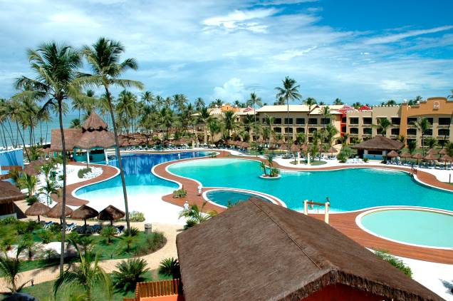 <strong>Iberostar Praia do Forte, na Praia do Forte (BA)</strong> Com opções de lazer bem diversificadas, que incluem até aulas de surfe, conta ainda com boa estrutura de apoio, como copa infantil no berçário e em cada um dos blocos de aposentos. Muito procurado por famílias de crianças pequenas. <a href="https://www.booking.com/hotel/br/iberostar-praia-do-forte.pt-br.html?aid=332455;sid=605c56653290b80351df808102ac423d;dest_id=900040140;dest_type=city;dist=0;group_adults=2;hapos=1;hpos=1;room1=A%2CA;sb_price_type=total;srepoch=1533661456;srfid=f9b14cb9f20441f139a1ab5b3bdd81d5ff3ce270X1;srpvid=8f6d78072764002e;type=total;ucfs=1&#hotelTmpl" target="_blank" rel="noopener"><em>Reserve sua estadia no Iberostar Praia do Forte</em></a> <strong>Iberostar Praia do Forte, na Praia do Forte (BA)</strong> Com opções de lazer bem diversificadas, que incluem até aulas de surfe, conta ainda com boa estrutura de apoio, como copa infantil no berçário e em cada um dos blocos de aposentos. Muito procurado por famílias de crianças pequenas. <a href="https://www.booking.com/hotel/br/iberostar-praia-do-forte.pt-br.html?aid=332455;sid=605c56653290b80351df808102ac423d;dest_id=900040140;dest_type=city;dist=0;group_adults=2;hapos=1;hpos=1;room1=A%2CA;sb_price_type=total;srepoch=1533661456;srfid=f9b14cb9f20441f139a1ab5b3bdd81d5ff3ce270X1;srpvid=8f6d78072764002e;type=total;ucfs=1&#hotelTmpl" target="_blank" rel="noopener"><em>Reserve sua estadia no Iberostar Praia do Forte</em></a>
