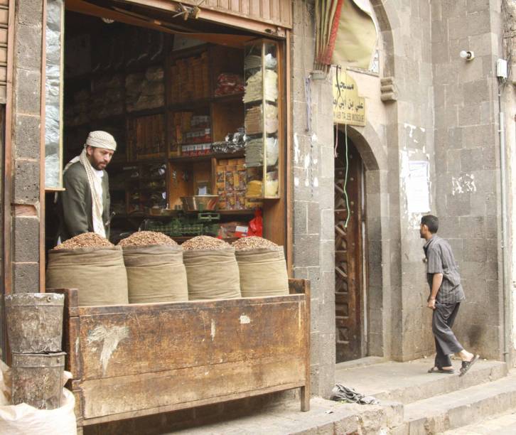 As primeiras <strong>mudas de café </strong>foram cultivadas no <strong>Iêmen</strong> e de lá se expandiram pelo mundo árabe. Para garantir o monopólio do produto os árabes ferviam ou torravam as sementes (impossibilitando o seu plantio) antes de comercializá-las nos mercados. Acredita-se que um peregrino-contrabandista, escondeu sementes de café férteis em sua barriga e levou a planta para a <a href="https://preprod.viagemeturismo.abril.com.br/materias/europa/" target="_blank"><strong>Europa</strong></a> e a <strong>Ásia</strong>