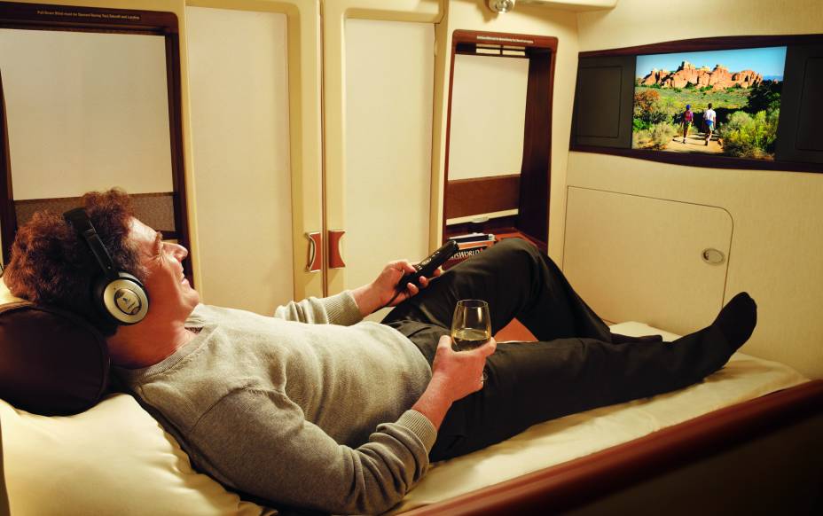 <strong>Singapore Airlines</strong>A Singapore Airlines tem cadeiras totalmente reclináveis, que transformam-se em camas 100% planas, os passageiros terão pijamas da marca Givenchy e roupas de cama exclusivas durante a viagem. Os assentos têm 90 centímetros de largura. Quer mais luxo? A Singapore tem suítes privativas, disponíveis apenas em alguns dos voos operados pela aeronave Airbus 380. A ideia é aproximar a experiência de voar em uma verdadeiro quarto de hotel.<br /><br /><br /><strong>Quanto custa:</strong> a passagem de ida e volta, no trecho entre Cingapura e São Paulo, custa US$ 15.000 mais taxas de embarque