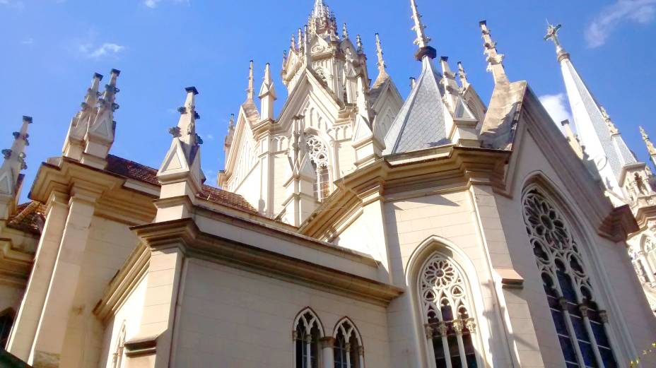 <strong>Paróquia Nossa Senhora de Boa Viagem</strong>                Construída na rota dos tropeiros, que passavam pelo local para chegar até <a href="https://viajeaqui.abril.com.br/cidades/br-mg-ouro-preto" rel="Ouro Preto" target="_self">Ouro Preto</a>, a igreja já foi uma pequena capela, encomendada pelo português Francisco Homem Del Rey como uma homenagem à estátua da santa padroeira dos navegantes que trazia consigo. Com o passar dos anos, a quantidade de fiéis que a frequentavam tornou necessária uma reforma e ampliação. Erguida em estilo neogótico, a paróquia tornou-se um patrimônio cultural, além de possuir uma das melhores acústicas da cidade