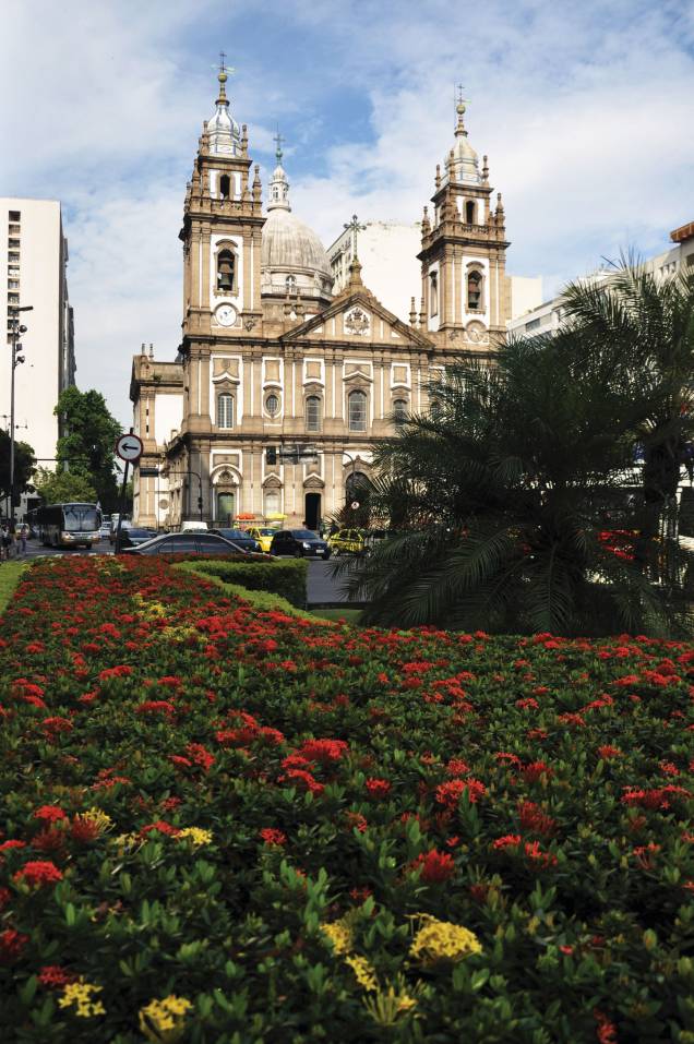 <strong>5. <a href="https://viajeaqui.abril.com.br/estabelecimentos/br-rj-rio-de-janeiro-atracao-igreja-n-s-da-candelaria" rel="NOSSA SENHORA DA CANDELÁRIA" target="_self">NOSSA SENHORA DA CANDELÁRIA</a></strong> (800 metros) A Candelária teve o nome manchado por um massacre de crianças de rua, em 1993; mas vale adentrar na bela igreja com cúpula adornada por estátuas de mármore. <em>Endereço: Praça Pio X, s/nº</em> <strong>5. <a href="https://viajeaqui.abril.com.br/estabelecimentos/br-rj-rio-de-janeiro-atracao-igreja-n-s-da-candelaria" rel="NOSSA SENHORA DA CANDELÁRIA" target="_self">NOSSA SENHORA DA CANDELÁRIA</a></strong> (800 metros) A Candelária teve o nome manchado por um massacre de crianças de rua, em 1993; mas vale adentrar na bela igreja com cúpula adornada por estátuas de mármore. <em>Endereço: Praça Pio X, s/nº</em>