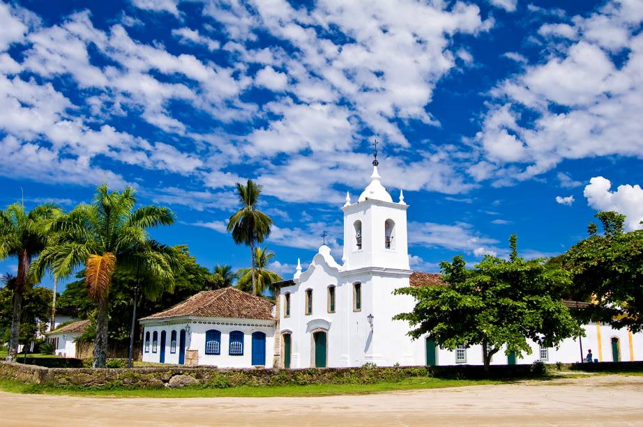 <strong>2. Igreja de Nossa Senhora das Dores</strong>Popularmente conhecida como Capelinha, essa charmosa igreja foi erguida em 1800 por mulheres da aristocracia local. Ao longo de sua história, ela soube valorizar o papel feminino na sociedade e abrigou irmandades e outros projetos religiosos inteiramente dedicados as mulheres. Um de seus grandes destaques é sua torre, que abriga no topo um galo marcador da direção dos ventos, semelhante ao encontrado na Igreja de Santa Rita