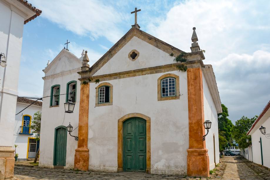 <strong>4. Igreja de Nossa Senhora do Rosário e São Benedito</strong>Apesar de ser uma das menores igrejas de Paraty, ela fica na região mais importante do Centro Histórico, na Rua do Comércio, e tem o único altar de ouro da cidade. Foi construída por escravos em 1725, e hoje sedia a Festa dos Santos, evento religioso que tem missas, procissões e ladainhas na programação e que ocorre todo mês de novembro