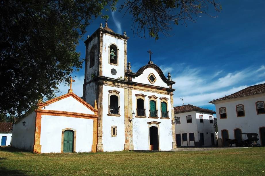 <strong>1. Igreja de Santa Rita</strong>Essa igreja, considerada o cartão-postal de Paraty, foi construída por escravos libertos em 1722 e possui elementos da arquitetura jesuítica e do barroco nos detalhes internos e externos. O altar não é somente dedicado à Santa Rita, mas também à Nossa Senhora da Conceição e à Nossa Senhora do Carmo. Aqui também funciona o Museu de Arte Sacra, com um acervo repleto de obras de Portugal e do Vale do Paraíba