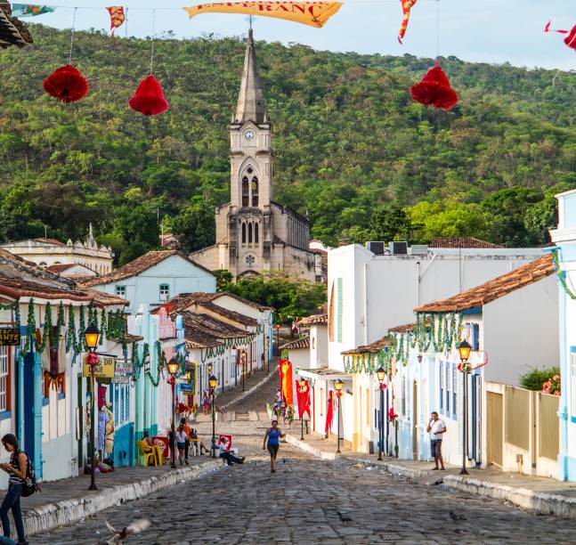 <strong>Centro Histórico da Cidade de Goiás, Goiás</strong> Construída no século 18 de maneira a respeitar a geografia local, Goiás Velho (como é chamada pelos mais íntimos - mas quem é íntimo mesmo chama a cidade de <em>Goiás Belo</em>) é um emaranhado gostoso de casinhas e igrejinhas em meio a ruas sinuosas, e quase nenhuma delas é plana. Rodeada pela Serra Dourada e cortada ao meio pelo Rio Vermelho, essa antiga capital do estado tornou-se Patrimônio da Unesco em 2001. A capacidade dos fundadores em erguer uma cidade em meio a montanhas, inspirados na arquitetura europeia, mas usando recursos locais, foi um dos motivos para a cidade ser tombada. Com a estagnação econômica que chegou com o fim do ouro e da escravidão, além da transferência da capital para Goiânia, a cidade ficou um tanto esquecida. O "progresso" não chegou ali, e isso, no fim das contas, fez um bem danado para a antiga Vila Bôa de Goyaz.  <a href="https://www.booking.com/searchresults.pt-br.html?aid=332455&sid=605c56653290b80351df808102ac423d&sb=1&src=index&src_elem=sb&error_url=https%3A%2F%2Fwww.booking.com%2Findex.pt-br.html%3Faid%3D332455%3Bsid%3D605c56653290b80351df808102ac423d%3Bsb_price_type%3Dtotal%26%3B&ss=Goi%C3%A1s%2C+Goi%C3%A1s%2C+Brasil&checkin_monthday=&checkin_month=&checkin_year=&checkout_monthday=&checkout_month=&checkout_year=&no_rooms=1&group_adults=2&group_children=0&b_h4u_keep_filters=&from_sf=1&ss_raw=Goi%C3%A1s&ac_position=0&ac_langcode=xb&dest_id=-644906&dest_type=city&place_id_lat=-15.94089&place_id_lon=-50.14654&search_pageview_id=d5b2821d9e370083&search_selected=true&search_pageview_id=d5b2821d9e370083&ac_suggestion_list_length=5&ac_suggestion_theme_list_length=0" target="_blank" rel="noopener"><em>Busque hospedagens na cidade de Goiás</em></a>