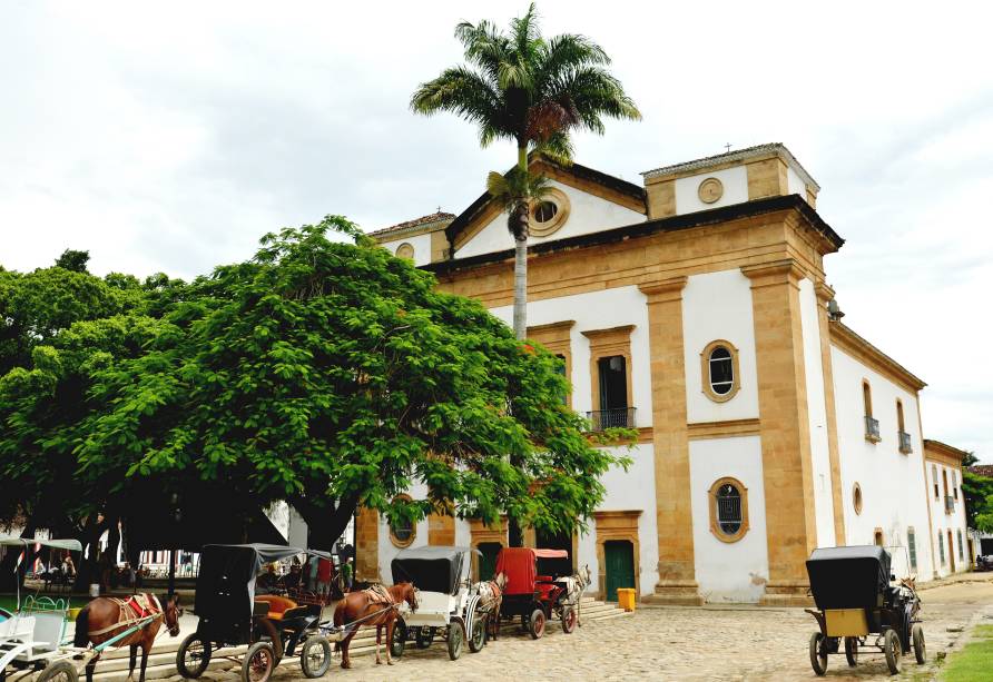 <strong>3. Igreja Matriz de Nossa Senhora dos Remédios</strong>A história dessa igreja é interessante: a construção passou por diversas reformas e chegou a ser demolida. Inicialmente erguida por moradores locais em homenagem a São Roque, a capela viria a mudar de nome graças à intervenção de Dona Maria Jácome de Melo, que queria uma obra dedicada à santa de sua devoção. Foi demolida em 1668 e reconstruída em 1712 em tamanho ampliado, com duas capelas internas e sete altares. Esses elementos são preservados até hoje, juntamente com os aspectos neoclássicos da arquitetura