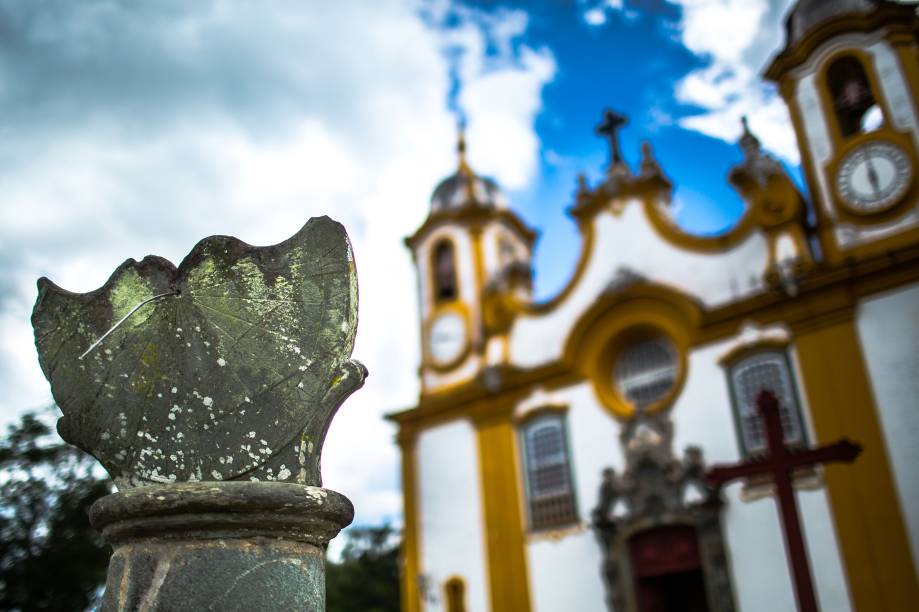 Um dos mais ricos exemplares do barroco brasileiro, a <strong>Matriz de Santo Antônio</strong> foi construída com a frente voltada para a Serra de São José; na foto, a fachada da igreja, com o relógio solar à frente Um dos mais ricos exemplares do barroco brasileiro, a <strong>Matriz de Santo Antônio</strong> foi construída com a frente voltada para a Serra de São José; na foto, a fachada da igreja, com o relógio solar à frente