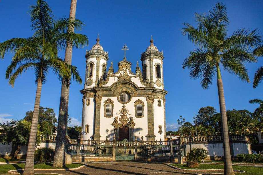 São João é uma das maiores cidades setentistas de Minas Gerais, mas ainda sim preserva um centro histórico com igrejas centenárias onde o estilo arquitetônico dominante é o Barroco Mineiro de fachadas simples e muito trabalho em ouro e esculturas do lado de dentro. A igreja com mais detalhes é a Basílica Nossa Senhora do Pilar, construída em 1721.A cidade é também a terra-natal de Tancredo Neves, o ex-presidente que nunca tomou posse, e é possível visitar extenso acervo de fotos e documentos no Memorial Presidente Tancredo Neves. Um bom jeito de chegar até São João é pela Maria Fumaça que liga o município a Tiradentes.