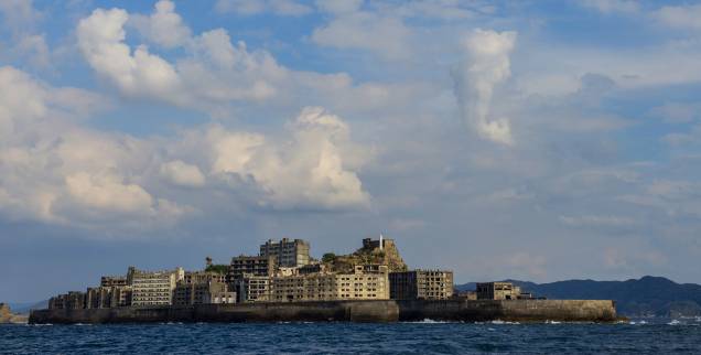<strong>Ilha de Hashima, Nagasaki, <a href="https://viajeaqui.abril.com.br/paises/japao" rel="Japão" target="_blank">Japão</a></strong>A história da ilha é marcada por episódios de ascenção e decadência muito intensos. Descoberta em 1887, quando mineradores passaram a viver na região e a trabalhar na indústria, a ilha foi posteriormente descoberta pela empresa Mitsubishi, que construiu edifícios e impulsionou o crescimento da população. Durante a Segunda Guerra Mundial, a ilha passou a ser palco de trabalhos forçados. Pra piorar, a indústria do carvão, impulsionadora da economia local, começou a perder espaço no mercado mundial. Em 1974, ela foi completamente evacuada pelo governo e permaneceu fechada por 35 anos. Em 2009, o acesso à ilha foi reestabelecido e ela chegou a ser cenário do filme <em>007 – Operação Skyfall</em>. Dois anos depois ela foi declarada pela Unesco como Patrimônio Mundial <strong>Ilha de Hashima, Nagasaki, <a href="https://viajeaqui.abril.com.br/paises/japao" rel="Japão" target="_blank">Japão</a></strong>A história da ilha é marcada por episódios de ascenção e decadência muito intensos. Descoberta em 1887, quando mineradores passaram a viver na região e a trabalhar na indústria, a ilha foi posteriormente descoberta pela empresa Mitsubishi, que construiu edifícios e impulsionou o crescimento da população. Durante a Segunda Guerra Mundial, a ilha passou a ser palco de trabalhos forçados. Pra piorar, a indústria do carvão, impulsionadora da economia local, começou a perder espaço no mercado mundial. Em 1974, ela foi completamente evacuada pelo governo e permaneceu fechada por 35 anos. Em 2009, o acesso à ilha foi reestabelecido e ela chegou a ser cenário do filme <em>007 – Operação Skyfall</em>. Dois anos depois ela foi declarada pela Unesco como Patrimônio Mundial