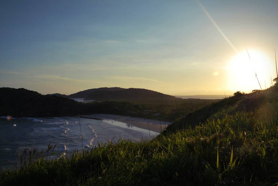 <strong>Ilha do Mel (PR) </strong> Carros não entram nesta ilha paradisíaca protegida em duas partes: como Parque Estadual da Ilha do Mel e como Estação Ecológica. O jeito é percorrer suas praias chegando pelo mar ou explorá-la caminhando pela Mata Atlântica. Há apenas 5 vilarejos e, entre eles, uma linha de barco que passa de hora em hora. A diversidade natural é grande para uma ilha tão pequena: a Mata Atlântica divide espaço com manguezais, brejos e restingas. Não há perigo de se perder: as trilhas são bem demarcadas e conservadas. As praias, onde cada trilha eventualmente termina, são consideradas as mais bonitas do Paraná. Todas as pousadas estão comprometidas com a conservação ambiental. <a href="https://www.booking.com/searchresults.pt-br.html?aid=332455&sid=605c56653290b80351df808102ac423d&sb=1&src=index&src_elem=sb&error_url=https%3A%2F%2Fwww.booking.com%2Findex.pt-br.html%3Faid%3D332455%3Bsid%3D605c56653290b80351df808102ac423d%3Bsb_price_type%3Dtotal%26%3B&ss=Ilha+do+Mel%2C+Paran%C3%A1%2C+Brasil&checkin_monthday=&checkin_month=&checkin_year=&checkout_monthday=&checkout_month=&checkout_year=&no_rooms=1&group_adults=2&group_children=0&b_h4u_keep_filters=&from_sf=1&ss_raw=Ilha+do+Mel&ac_position=0&ac_langcode=xb&dest_id=174533&dest_type=city&place_id_lat=-25.567499&place_id_lon=-48.313301&search_pageview_id=1d2084df45320047&search_selected=true&search_pageview_id=1d2084df45320047&ac_suggestion_list_length=5&ac_suggestion_theme_list_length=0" target="_blank" rel="noopener"><em>Busque hospedagens na Ilha do Mel</em></a>