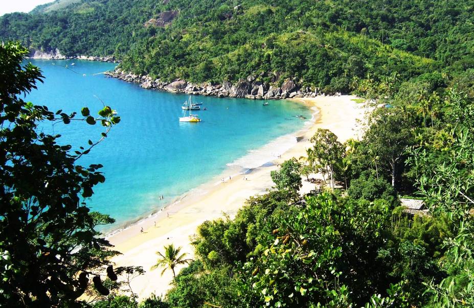 A ilha lota em janeiro e nos feriados prolongados do verão, quando o trânsito piora e há longas filas para a balsa - o único acesso "terrestre" para Ilhabela (SP)