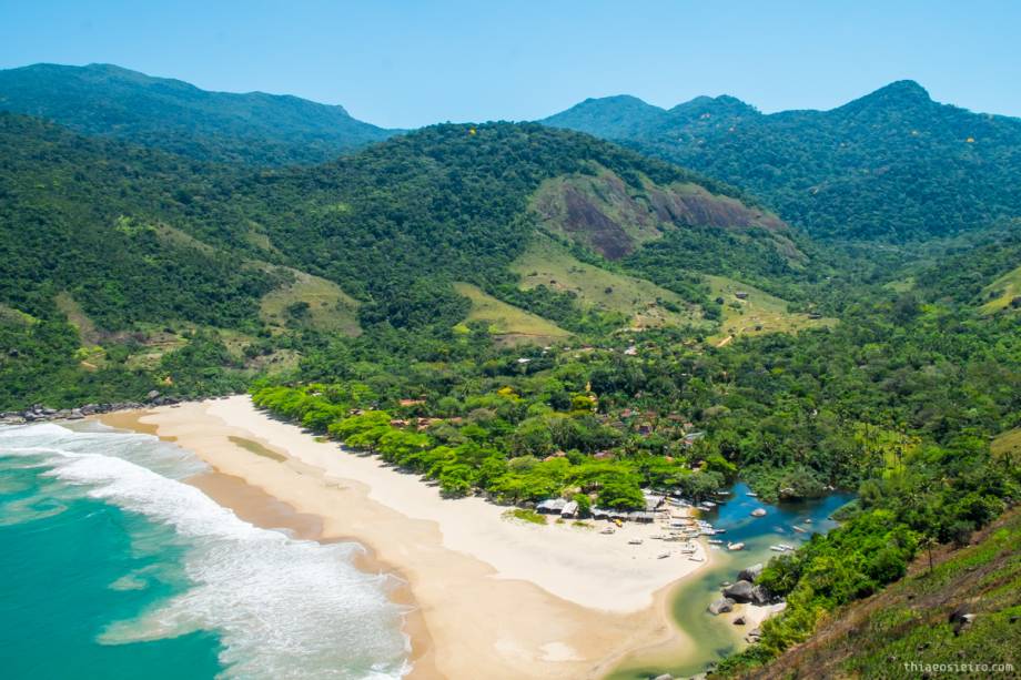 <strong>Ilhabela (SP) </strong><a href="https://viajeaqui.abril.com.br/cidades/br-sp-ilhabela"><strong> </strong></a> Com 83% de área preservada por um parque estadual com 365 cachoeiras e 130km de costa, Ilhabela é considerada a ilha mais bonita do estado de São Paulo – e é difícil discordar. O <a href="https://www.booking.com/hotel/br/dpny-beach.pt-br.html?aid=332455;sid=605c56653290b80351df808102ac423d;dest_id=-646567;dest_type=city;dist=0;group_adults=2;hapos=1;hpos=1;room1=A%2CA;sb_price_type=total;srepoch=1533149557;srfid=4c92de6f9d0a4eed2eb44752fbdddd38d39ff76bX1;srpvid=d5b284ba91e703b6;type=total;ucfs=1&#hotelTmpl" target="_blank" rel="noopener">DPNY Beach</a>, na praia do Curral, oferece quartos luxuosos com cama king size, dossel, máquina de café e algumas suítes com jacuzzi. Vai ser difícil sair para o mundo exterior. O hotel tem ainda spa, estrutura de praia, parque particular e está a poucos metros do mar. Para quem quer desligar-se totalmente do mundo exterior, a Praia do Bonete é uma das mais bonitas e mais “selvagens”. Ela tem 800m de orla, ondas boas para surfe, energia só por geradores apenas durante algumas horas do dia e só é acessível de barco ou à pé, por uma trilha que dura cerca de 4 horas. <a href="https://www.booking.com/searchresults.pt-br.html?aid=332455&sid=605c56653290b80351df808102ac423d&sb=1&src=index&src_elem=sb&error_url=https%3A%2F%2Fwww.booking.com%2Findex.pt-br.html%3Faid%3D332455%3Bsid%3D605c56653290b80351df808102ac423d%3Bsb_price_type%3Dtotal%26%3B&ss=Ilhabela%2C+Estado+de+S%C3%A3o+Paulo%2C+Brasil&checkin_monthday=&checkin_month=&checkin_year=&checkout_monthday=&checkout_month=&checkout_year=&no_rooms=1&group_adults=2&group_children=0&b_h4u_keep_filters=&from_sf=1&ss_raw=Ilhabela&ac_position=0&ac_langcode=xb&dest_id=-646567&dest_type=city&place_id_lat=-23.7833&place_id_lon=-45.349998&search_pageview_id=525f84ca7f3a006d&search_selected=true&search_pageview_id=525f84ca7f3a006d&ac_suggestion_list_length=5&ac_suggestion_theme_list_length=0" target="_blank" rel="noopener"><em>Busque hospedagens em Ilhabela</em></a>