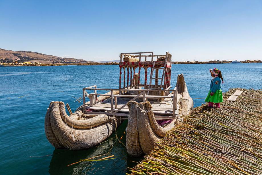 Construídas com totora, uma planta aquática endêmica do Lago Titicaca - o maior lago situado em região de grande altitude do mundo - as ilhas flutuantes de Los Uros são tão antigas quanto o povo que as habitam: os uros vivem na região desde antes da invasão espanhola, há 500 anos. Ali, as pessoas têm um código social próprio e hábitos diferentes dos indígenas que vivem no continente. Para cozinhar, por exemplo, os uros devem fazer fogo do lado de fora de suas casas, já que a totora pode se incendiar facilmente Construídas com totora, uma planta aquática endêmica do Lago Titicaca - o maior lago situado em região de grande altitude do mundo - as ilhas flutuantes de Los Uros são tão antigas quanto o povo que as habitam: os uros vivem na região desde antes da invasão espanhola, há 500 anos. Ali, as pessoas têm um código social próprio e hábitos diferentes dos indígenas que vivem no continente. Para cozinhar, por exemplo, os uros devem fazer fogo do lado de fora de suas casas, já que a totora pode se incendiar facilmente