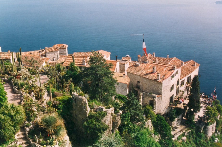 Vida boníssima em Èze, vilarejo medieval com ruelas cheias de cafés e lojinhas. E com essa paisagem aí