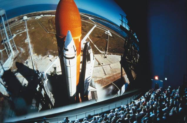 O cinema IMAX 3D exibe filmes com imagens impressionantes dos projetos espaciais da Nasa e de cenas do espaço, com narrações de atores famosos, como Leonardo DiCaprio e Jennifer Lawrence O cinema IMAX 3D exibe filmes com imagens impressionantes dos projetos espaciais da Nasa e de cenas do espaço, com narrações de atores famosos, como Leonardo DiCaprio e Jennifer Lawrence