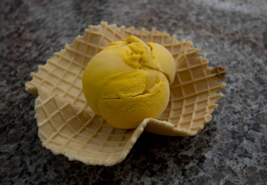 Para enfrentar o calor da linha do Equador, nada melhor que um <strong>sorvete</strong>. Se você está de passagem por Manaus, Belém ou outras cidades da Região Norte, não deixe de provar os gelados de sabores regionais: bacuri, cajá, taperebá, açaí, castanha, tapioca...é uma festa para o paladar! Na foto, uma bola de <strong>sorvete de <a href="https://viajeaqui.abril.com.br/materias/ingredientes-da-culinaria-da-amazonia?foto=5#5" rel="tucumã" target="_blank">tucumã</a></strong>, fruto amazônico que também serve de recheio para o X-caboclinho ou para a tapioca.