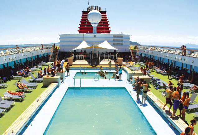 Piscina do navio tem deck para banhos de sol Piscina do navio tem deck para banhos de sol