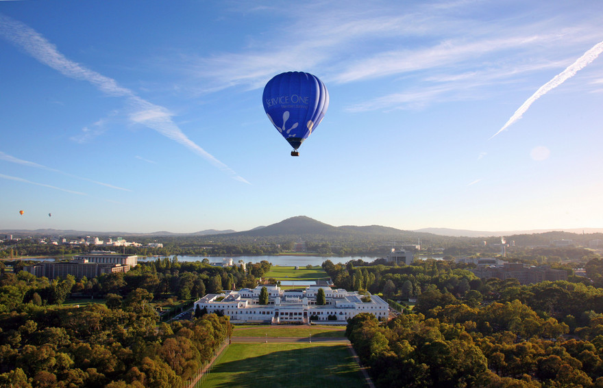 Balão sobrevoando a capital Canberra Balão sobrevoando a capital Canberra