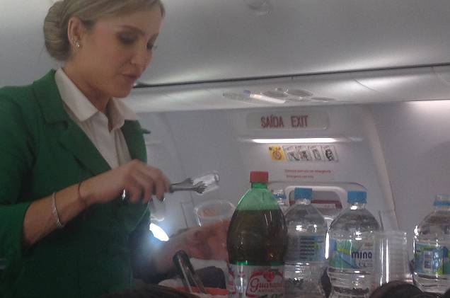 Claudia Leitte serve os passageiros a bordo do voo Claudia Leitte serve os passageiros a bordo do voo