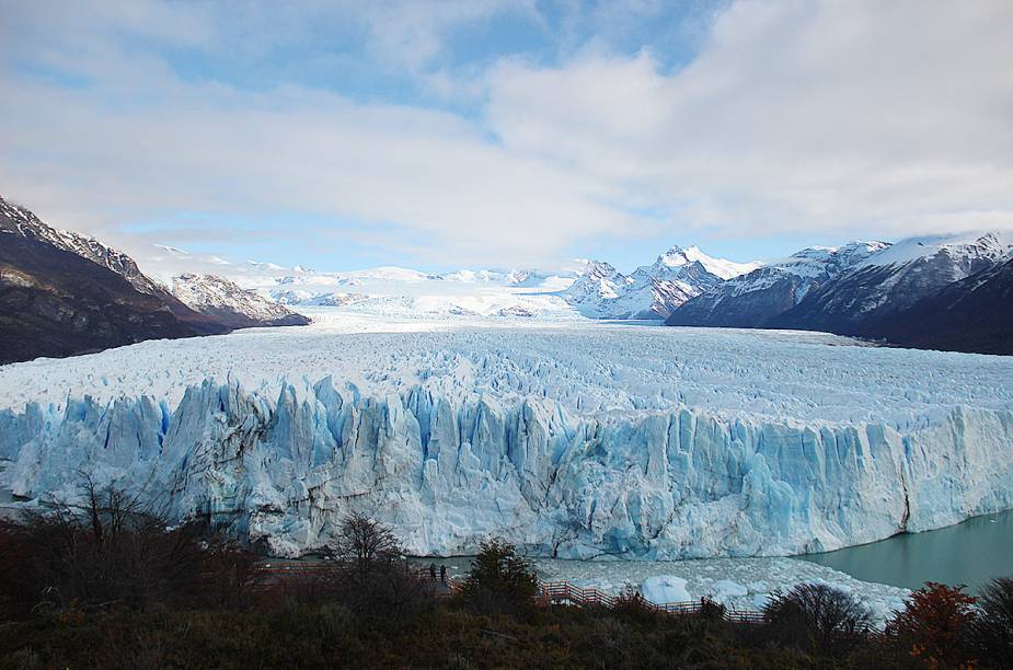 <strong><a href="https://viajeaqui.abril.com.br/cidades/ar-el-calafate" rel="El Calafate " target="_blank">El Calafate </a>- <a href="https://viajeaqui.abril.com.br/paises/argentina" rel="Argentina" target="_blank">Argentina</a></strong>            Foto clicada pelo casal no Glacial Perito Moreno , em El Calafate. E o que eles disseram sobre o lugar: “Nos deixamos abraçar pela imensidão daquele horizonte, felizes e rendidos frente a tão contundente demonstração da insignificância do ser humano diante de tamanha grandeza da natureza.”