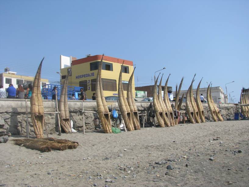 Huanchaco, em Trujillo, é um tradicional destino de férias no Peru. A região é ocupada com <em>caballitos de totora</em>, embarcações típicas do país