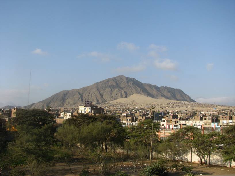 Entre as atrações de Trujillo, destacam-se importantes e modernos museus, que preservam o rico acervo extraído das escavações. Do alto do mirante na Huaca del Dragón (Arco-Íris), é possível ter uma bela visão da cidade