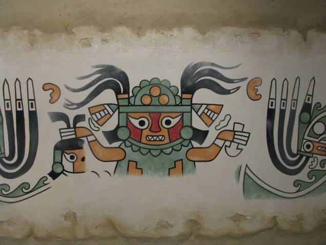 Pintura mural de Naylamp, o deus principal da cultura sicán. Em uma mão ele empunha o tumi, faca ritual posteriormente adotada pelos incas; na outra, exibe a cabeça de um inimigo sacrificado Pintura mural de Naylamp, o deus principal da cultura sicán. Em uma mão ele empunha o tumi, faca ritual posteriormente adotada pelos incas; na outra, exibe a cabeça de um inimigo sacrificado