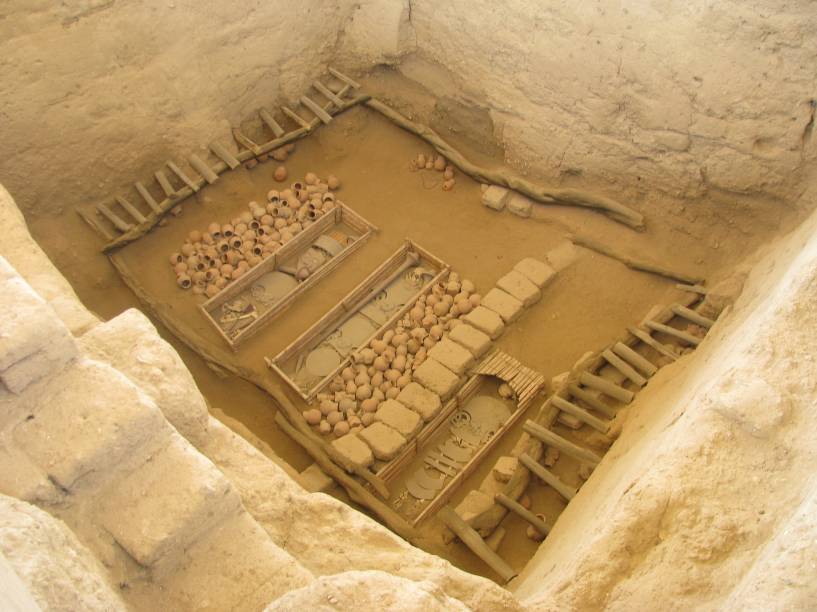 Com clima interiorano, a cidade de Chiclayo possui atrativos tranquilos, como igrejas e museus, e serve como porta de entrada para turistas que desejam visitar alguns dos sítios arqueológicos mais fascinantes do país. Entre eles, Huaja Rajada destaca-se por abrigar contextos funerários da cultura moche. O complexo, cercado pela areia e por trilhas, também abriga um museu, um restaurante e lojinhas de artesanato Com clima interiorano, a cidade de Chiclayo possui atrativos tranquilos, como igrejas e museus, e serve como porta de entrada para turistas que desejam visitar alguns dos sítios arqueológicos mais fascinantes do país. Entre eles, Huaja Rajada destaca-se por abrigar contextos funerários da cultura moche. O complexo, cercado pela areia e por trilhas, também abriga um museu, um restaurante e lojinhas de artesanato