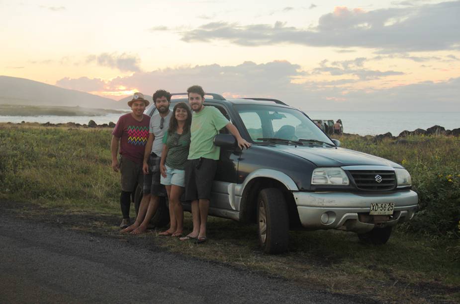 <strong><a href="https://viajeaqui.abril.com.br/cidades/chile-ilha-de-pascoa" rel="Ilha de Páscoa " target="_blank">Ilha de Páscoa </a>- <a href="https://viajeaqui.abril.com.br/paises/chile" rel="Chile" target="_blank">Chile</a></strong>        Novos amigos naturalmente fazem parte do roteiro. O jeito mais fácil de percorrer a Ilha de Páscoa é de carro. Para o esquema ficar mais barato, Tainá e Marcelo dividiram o aluguel do carro com um brasileiro e um chileno que conheceram no hostel. Hoje todos são grandes amigos