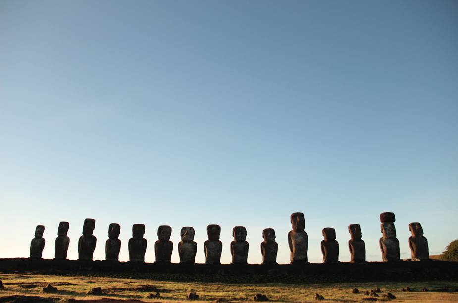 Não estava nos planos do casal chegar na “ilha mais ilhada do mundo”. Mas, uma vez no <a href="https://viajeaqui.abril.com.br/paises/chile" rel=" Chile" target="_blank"><strong>Chile</strong></a>, por que não conhecer a <a href="https://viajeaqui.abril.com.br/cidades/chile-ilha-de-pascoa" rel="Ilha de Páscoa" target="_blank">Ilha de Páscoa</a>? Ela ficou em segundo lugar na listinha deles de lugares mais marcantes. Ver o sol nascer no Ahu Tongariki é uma das principais atrações da ilha, foi quando essa foto foi tirada