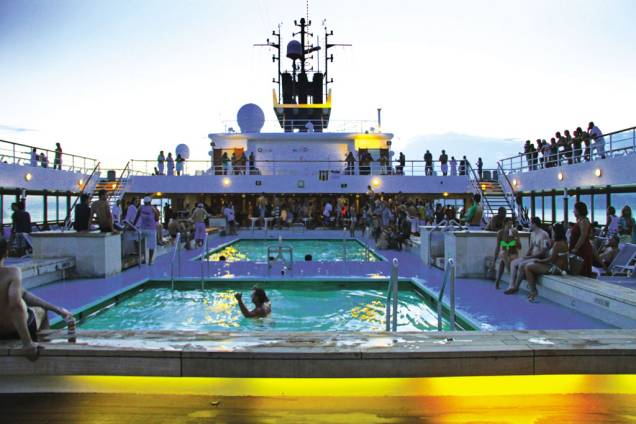 O convés do navio é repleto de piscinas O convés do navio é repleto de piscinas