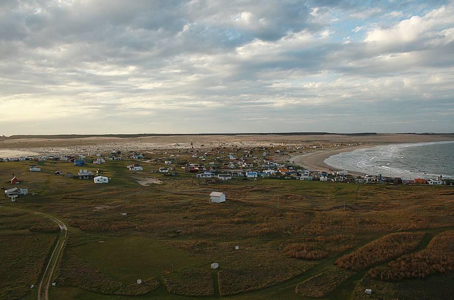 <strong>Cabo Polônio - <a href="https://viajeaqui.abril.com.br/paises/uruguai" rel="Uruguai" target="_blank">Uruguai</a></strong>        “Começamos com o pé direito”, comentam. Não bastasse o charme natural da pequena vila de pescadores, a paisagem com praia, dunas, floresta, leões marinhos e até baleias deixou tudo mais especial.