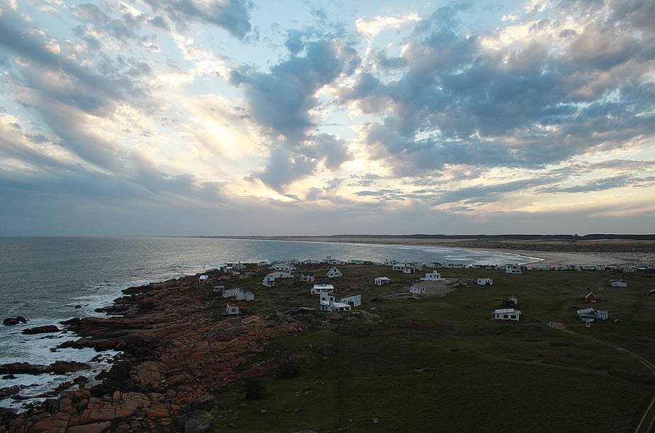 <strong>Cabo Polônio - <a href="https://viajeaqui.abril.com.br/paises/uruguai" rel="Uruguai" target="_blank">Uruguai</a></strong>        Eles contaram que a eletricidade ainda não chegou por lá, o que deixa o lugar ainda mais tranquilo e dá uma sensação boa de “parado no tempo”. Para o casal, Cabo Polônio está no topo da lista dos lugares mais legais que conheceram.