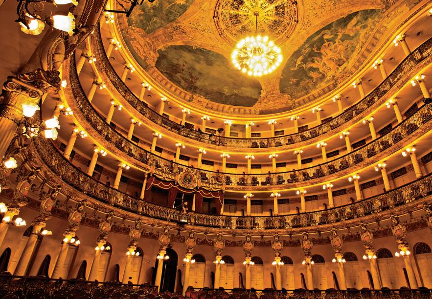 <a href="https://viajeaqui.abril.com.br/estabelecimentos/br-am-manaus-atracao-teatro-amazonas" rel="Teatro Amazonas" target="_blank">Teatro Amazonas</a>, em <a href="https://viajeaqui.abril.com.br/cidades/br-am-manaus" rel="Manaus" target="_blank">Manaus</a> (AM), inaugurado em 1896. De qualquer lugar da plateia, em formato de lira e de acústica perfeita, ao olhar para as pinturas no teto, você tem a impressão de estar embaixo da Torre Eiffel. Ouro, cristais de Veneza e mármore de Carrara foram usados na decoração <a href="https://viajeaqui.abril.com.br/estabelecimentos/br-am-manaus-atracao-teatro-amazonas" rel="Teatro Amazonas" target="_blank">Teatro Amazonas</a>, em <a href="https://viajeaqui.abril.com.br/cidades/br-am-manaus" rel="Manaus" target="_blank">Manaus</a> (AM), inaugurado em 1896. De qualquer lugar da plateia, em formato de lira e de acústica perfeita, ao olhar para as pinturas no teto, você tem a impressão de estar embaixo da Torre Eiffel. Ouro, cristais de Veneza e mármore de Carrara foram usados na decoração