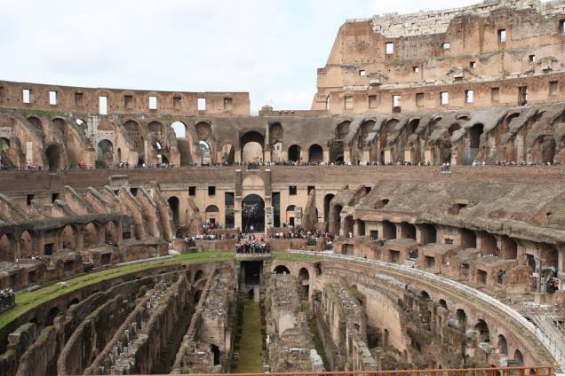 <strong>1. Coliseu: </strong>Com capacidade para 55 mil pessoas, o <strong><a href="https://viajeaqui.abril.com.br/estabelecimentos/italia-roma-atracao-coloseo-coliseu" target="_self">Coliseu </a></strong>foi palco de lutas sangrentas entre gladiadores e animais ferozes <strong>1. Coliseu: </strong>Com capacidade para 55 mil pessoas, o <strong><a href="https://viajeaqui.abril.com.br/estabelecimentos/italia-roma-atracao-coloseo-coliseu" target="_self">Coliseu </a></strong>foi palco de lutas sangrentas entre gladiadores e animais ferozes