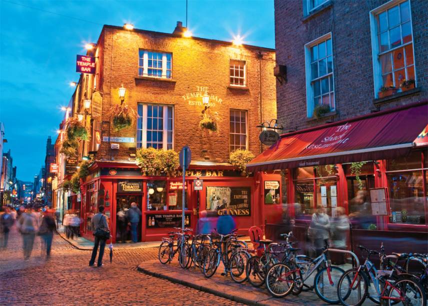 <strong>Dublin, Irlanda</strong> Terra da stout mais conhecida do mundo (na verdade, é uma porter), foi nos pubs de <a href="https://viajeaqui.abril.com.br/cidades/irlanda-dublin">Dublin </a>que ideias sobre a secessão com o Reino Unido vingaram. Um exemplo clássico de que filosofia de bar pode ter resultados bem concretos. Uma das melhores experiências na cidade é visitar a <a href="https://viajeaqui.abril.com.br/estabelecimentos/irlanda-dublin-atracao-guinness-storehouse">Guinness Storehouse</a>, provavelmente a atração turística número um da cidade. Para mais dicas de pubs na cidade, veja a matéria <a href="https://viajeaqui.abril.com.br/materias/bares-em-dublin-sao-patricio-st-patricks#">De Gole em Gole</a> da Viagem e Turismo