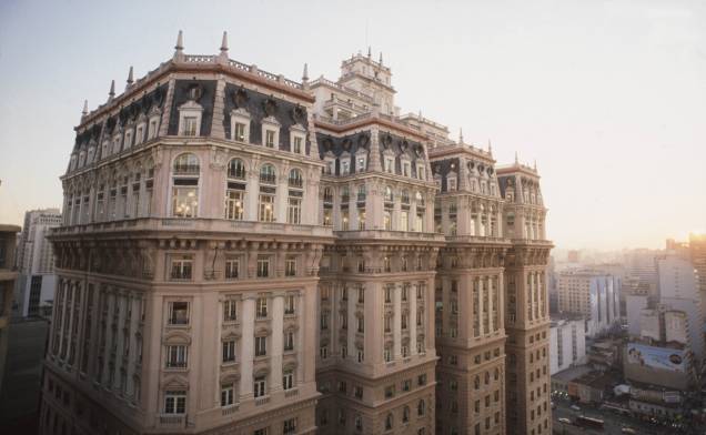 <a href="https://viajeaqui.abril.com.br/estabelecimentos/br-sp-sao-paulo-atracao-mirantes" rel="Edifício Martinelli"><strong>Edifício Martinelli</strong></a><br /> <br /> Criado para ser o maior edifício da América Latina, o Martinelli foi erguido em 1929 e reinou por 18 anos, quando perdeu o posto para a Torre do Banespa. Possui fachada de concreto armado e, no interior, guarda escadas em mármore de Carrara, louças sanitárias e espelhos trazidos da Europa. É o primeiro arranha-céu da cidade, restaurado em 2010 e com terraço reaberto para visitas agendadas. Dali dá para ver o Vale do Anhangabaú, o Mosteiro de São Bento e a Catedral da Sé. Para tomar um lanche, duas boas opções são o <strong>Café Martinelli Midi</strong> (Rua Líbero Badaró, 508, 11/3104-6825) e o cachorro-quente do Pedrinho Hot Dog. <a href="https://viajeaqui.abril.com.br/estabelecimentos/br-sp-sao-paulo-atracao-mirantes" rel="Edifício Martinelli"><strong>Edifício Martinelli</strong></a><br /> <br /> Criado para ser o maior edifício da América Latina, o Martinelli foi erguido em 1929 e reinou por 18 anos, quando perdeu o posto para a Torre do Banespa. Possui fachada de concreto armado e, no interior, guarda escadas em mármore de Carrara, louças sanitárias e espelhos trazidos da Europa. É o primeiro arranha-céu da cidade, restaurado em 2010 e com terraço reaberto para visitas agendadas. Dali dá para ver o Vale do Anhangabaú, o Mosteiro de São Bento e a Catedral da Sé. Para tomar um lanche, duas boas opções são o <strong>Café Martinelli Midi</strong> (Rua Líbero Badaró, 508, 11/3104-6825) e o cachorro-quente do Pedrinho Hot Dog.