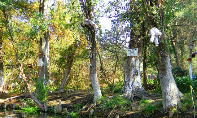 <strong>12. Isla de las Muñecas, <a href="https://viajeaqui.abril.com.br/paises/mexico" rel="México" target="_self">México</a></strong> Se a primeira impressão é a que fica, essa curiosa floresta mexicana, cheia de bonecas penduradas em árvores, definitivamente não seria tão convidativa. O curioso hábito foi iniciado há cerca de cinquenta anos por Don Julian Santana, então único habitante da ilha. Na ocasião, ele teria encontrado o corpo de uma criança flutuando em um de seus canais, junto a uma boneca. Para homenagear a pobre menina e seu destino trágico, ele pendurou o brinquedo – o primeiro de milhares que ele espalharia no lugar, antes de se afogar no mesmo canal, em 2001. Se a floresta é encantada ou mal assombrada, nem mesmo os mexicanos conseguem definir: alguns acreditam que as bonecas são a personificação de demônios, enquanto outros alegam que elas protegem o local. Tire suas próprias conclusões. <strong>12. Isla de las Muñecas, <a href="https://viajeaqui.abril.com.br/paises/mexico" rel="México" target="_self">México</a></strong> Se a primeira impressão é a que fica, essa curiosa floresta mexicana, cheia de bonecas penduradas em árvores, definitivamente não seria tão convidativa. O curioso hábito foi iniciado há cerca de cinquenta anos por Don Julian Santana, então único habitante da ilha. Na ocasião, ele teria encontrado o corpo de uma criança flutuando em um de seus canais, junto a uma boneca. Para homenagear a pobre menina e seu destino trágico, ele pendurou o brinquedo – o primeiro de milhares que ele espalharia no lugar, antes de se afogar no mesmo canal, em 2001. Se a floresta é encantada ou mal assombrada, nem mesmo os mexicanos conseguem definir: alguns acreditam que as bonecas são a personificação de demônios, enquanto outros alegam que elas protegem o local. Tire suas próprias conclusões.