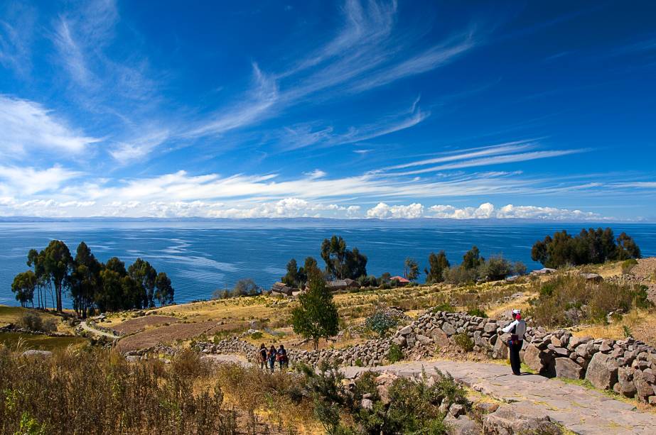Com uma população de aproximadamente 2200 habitantes, a ilha localizada às margens do Lago Titicaca, na fronteira com a <a href="https://viajeaqui.abril.com.br/paises/bolivia" target="_blank">Bolívia</a>, é cercada por um solo e marcada por um clima favoráveis à prática da agricultura. Anteriormente habitada pelos incas, a região ainda abriga alguns sítios arqueológicos e foi uma das últimas no Peru a ser tomada pelos espanhois durante o século 16. Taquile é, ainda, conhecida pela produção e comercialização de vestimantas tradicionais peruanas tombadas como Patrimônio Cultural da Unesco Com uma população de aproximadamente 2200 habitantes, a ilha localizada às margens do Lago Titicaca, na fronteira com a <a href="https://viajeaqui.abril.com.br/paises/bolivia" target="_blank">Bolívia</a>, é cercada por um solo e marcada por um clima favoráveis à prática da agricultura. Anteriormente habitada pelos incas, a região ainda abriga alguns sítios arqueológicos e foi uma das últimas no Peru a ser tomada pelos espanhois durante o século 16. Taquile é, ainda, conhecida pela produção e comercialização de vestimantas tradicionais peruanas tombadas como Patrimônio Cultural da Unesco