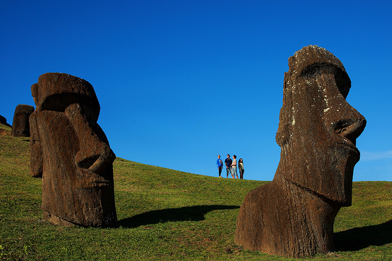 Os misteriosos moais da Ilha de Páscoa despertam a curiosidade do espectador. Debates acalorados acerca de suas origens são lançados o tempo inteiro