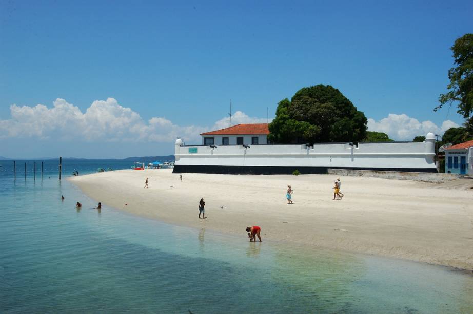 Não muito usada para banho, a Praia do Forte abriga o Forte São Lourenço e o Centro Histórico, com a fonte da Bica e o mercado público